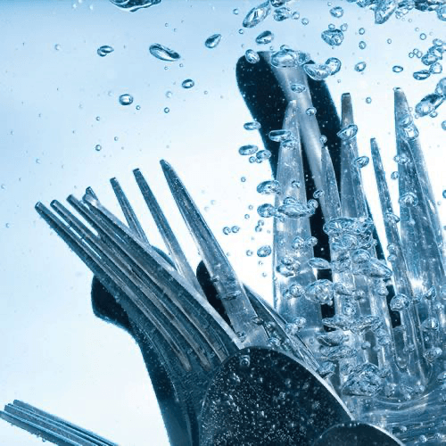Endüstriyel bulaşık yıkamada durulanan çatal bıçak takımı